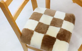 奈良 (株)マスダ製 ムートン座布団 2枚組 チェック柄 ブラウン 40cm×40cm／ ムートン 羊毛皮 羊毛 スプリングラム 100％使用 座布団 ラグ インテリア オールシーズン 通年 贈り物 プレゼント 誕生日 記念日 株式会社マスダ 奈良県 宇陀市 ふるさと納税