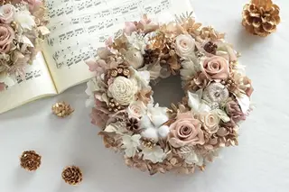 プリザーブドフラワー リース ピンクベージュ／HANARA プラチナカラー 華 花 ギフト 母の日 花冠 かわいい ドライフラワー インテリア 奈良県 宇陀市 誕生日 お祝い 敬老の日 感謝 結婚祝い 還暦 プロポーズ お供え 花ケース入り ふるさと納税 誕生日 お祝い 敬老の日 感謝 結婚祝い 還暦 プロポーズ お供え 花ケース入り 誕生日 お祝い 敬老の日 感謝 結婚祝い 還暦 プロポーズ お供え 花ケース入り 誕生日 お祝い 敬老の日 感謝 結婚祝い 還暦 プロポーズ お供え 花ケース入り