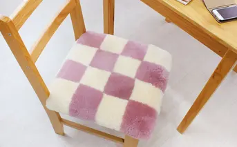 奈良 (株)マスダ製 ムートン座布団 2枚組 チェック柄 ピンク 40cm×40cm／ ムートン 羊毛皮 羊毛 スプリングラム 100％使用 座布団 ラグ インテリア オールシーズン 通年 贈り物 プレゼント 誕生日 記念日 株式会社マスダ 奈良県 宇陀市 ふるさと納税