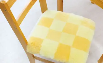 奈良 (株)マスダ製 ムートン座布団 4枚組 チェック柄 イエロー 40cm×40cm／ ムートン 羊毛皮 羊毛 スプリングラム 100％使用 座布団 ラグ インテリア オールシーズン 通年 贈り物 プレゼント 誕生日 記念日 株式会社マスダ 奈良県 宇陀市 ふるさと納税