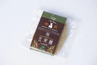 玄米麺 大和当帰 1袋 ／ 樞 クルル 栽培期間中 農薬不使用 麺類 環境に優しい エシカル ・ サスティナブル SDGs 和風 麺 料理 薬草 大和 当帰葉 奈良県 宇陀市