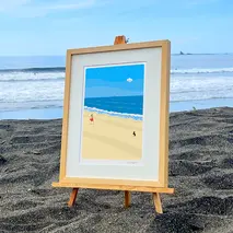 湘南・茅ヶ崎で描く、海を感じるイラストアート 『 湘南ランドスケープ01：波打ち際のキャッチボール 』 ジークレーアートフレーム （小/木地仕上げ） /絵画 風景 版画 