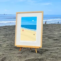 湘南・茅ヶ崎で描く、海を感じるイラストアート 『 湘南ランドスケープ01：波打ち際のキャッチボール 』 ジークレーアートフレーム （大/木地仕上げ） /絵画 風景 版画 