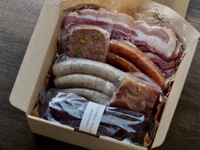 【豪華な食卓セット】サッカムセタナイのこだわり燻製＆スイーツ 6点セット ベーコン ソーセージ 豚レバー テリーヌ ショコラ パウンドケーキ チョコレート デザート スイーツ おつまみ 盛り合わせ お取り寄せ 北海道 せたな町 ふるさと納税