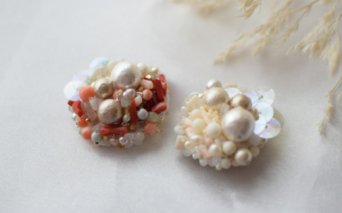 ＫＮ０４５「選べる」血赤珊瑚・白珊瑚と天然石の刺繍ブローチ